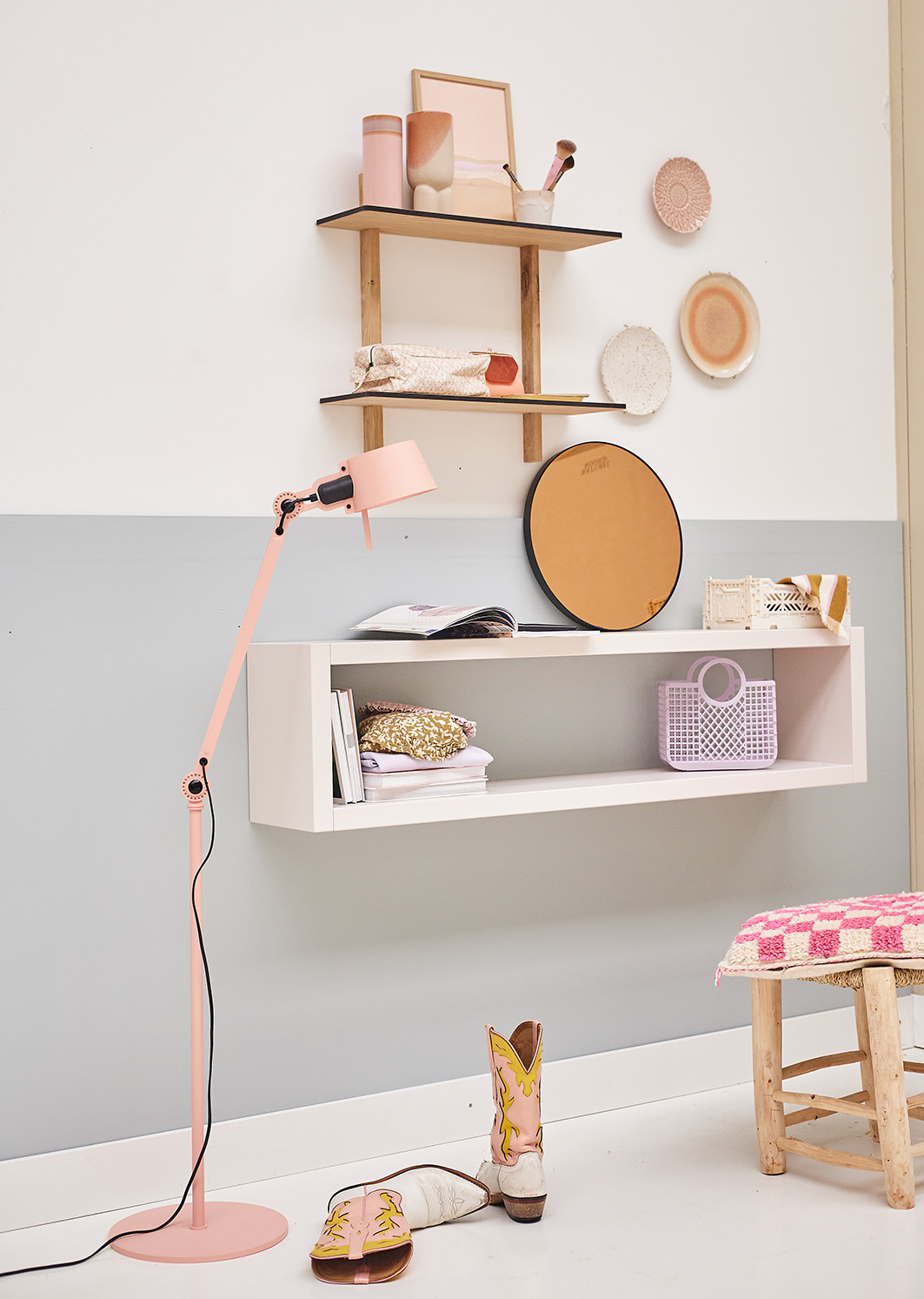 Lampadaire Tonone Bolt Floor 1 Arm rose à côté d’une coiffeuse avec miroirs et accessoires
