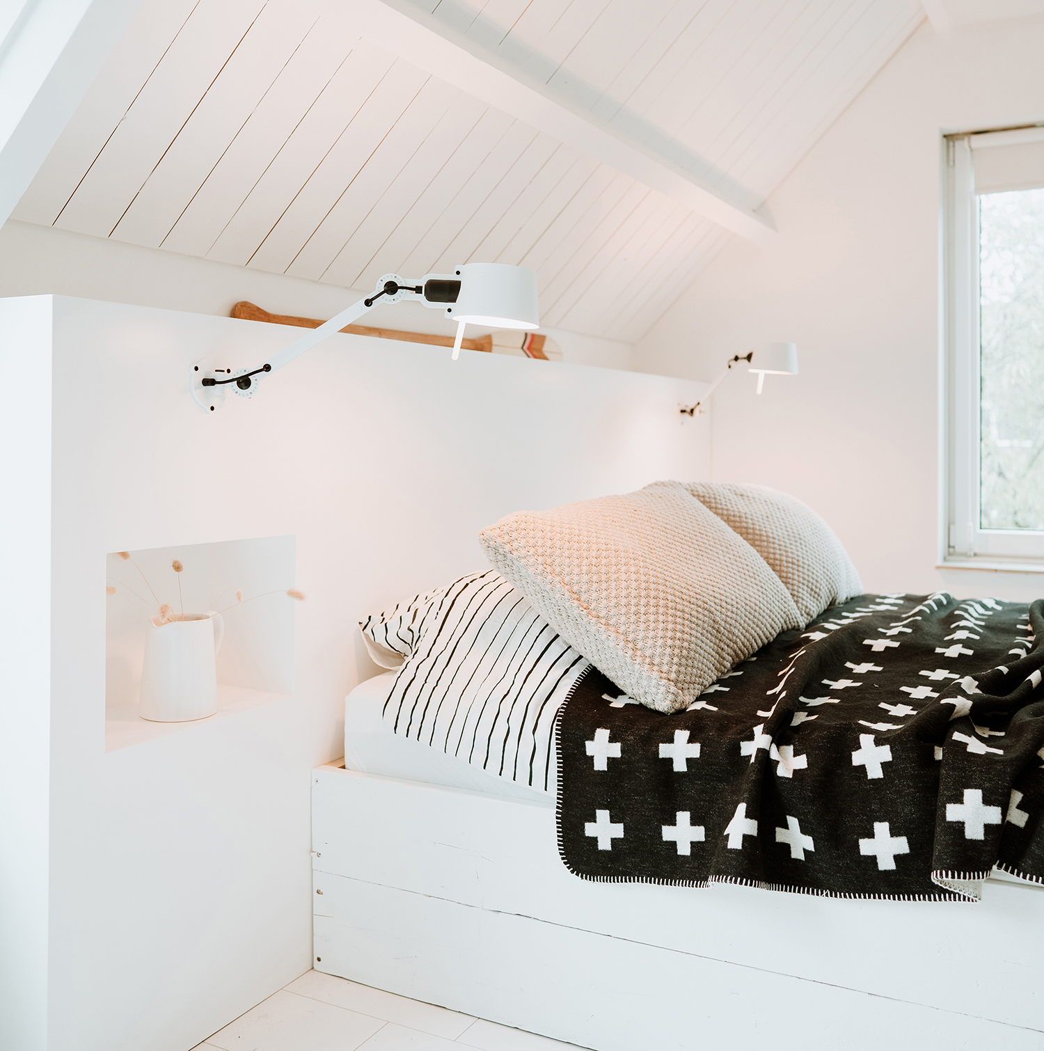 Tonone Bolt Bed lamp wit Tonone Bolt Bed lamp wit