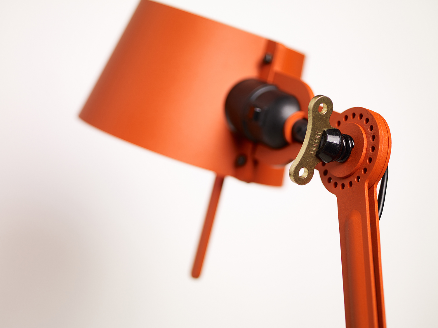 Design vloerlamp Striking Orange Oranje Tonone Bolt